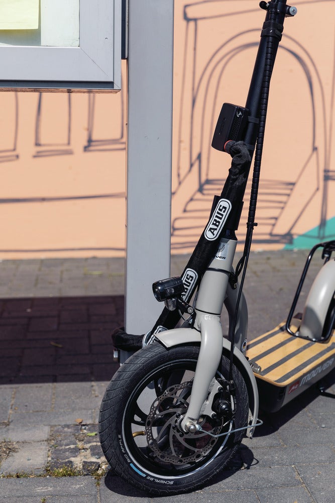Alarmbox ABUS 2.0 monterat på sparkcykel