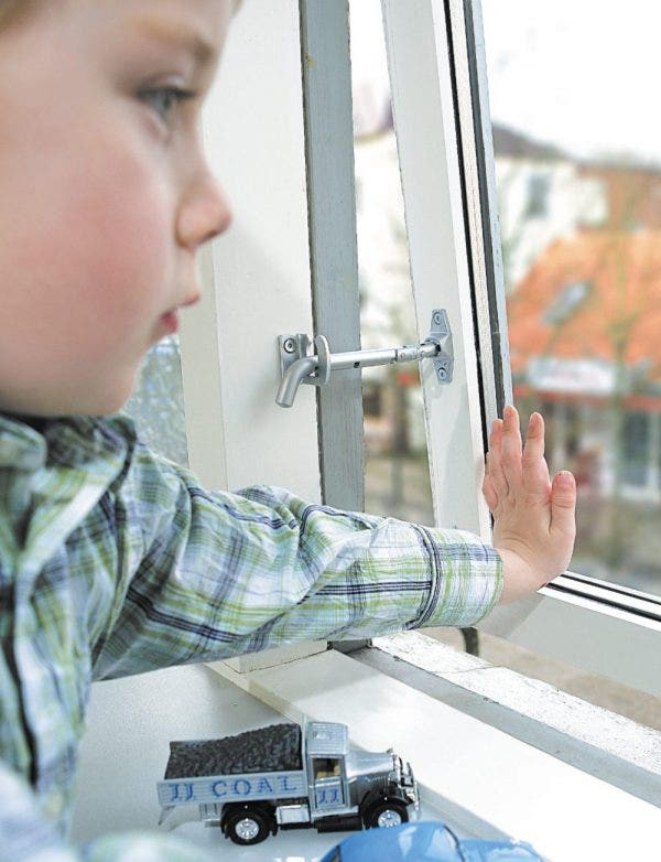 Godkänd barn- och inbrottsskyddande säkerhetsspärr SafeE - Monterat på fönster