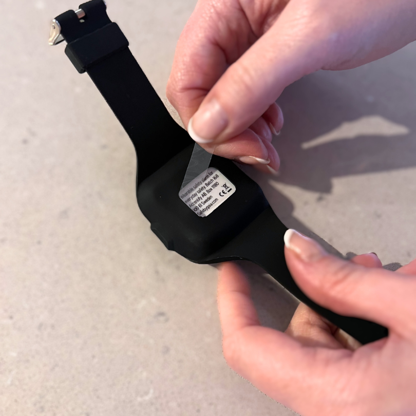 Överfallslarm i sportigt armband SAFE by GAIA Neonrosa