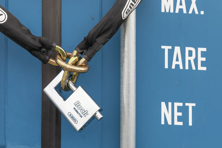 Hänglås ABUS Rock Monoblock 93RK/110 Klass 5 för oval låscylinder monterat