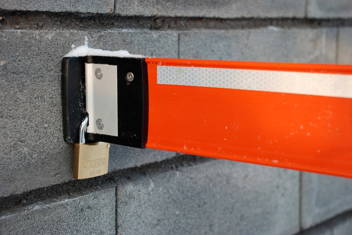 Väggfäste till Isidor bommar