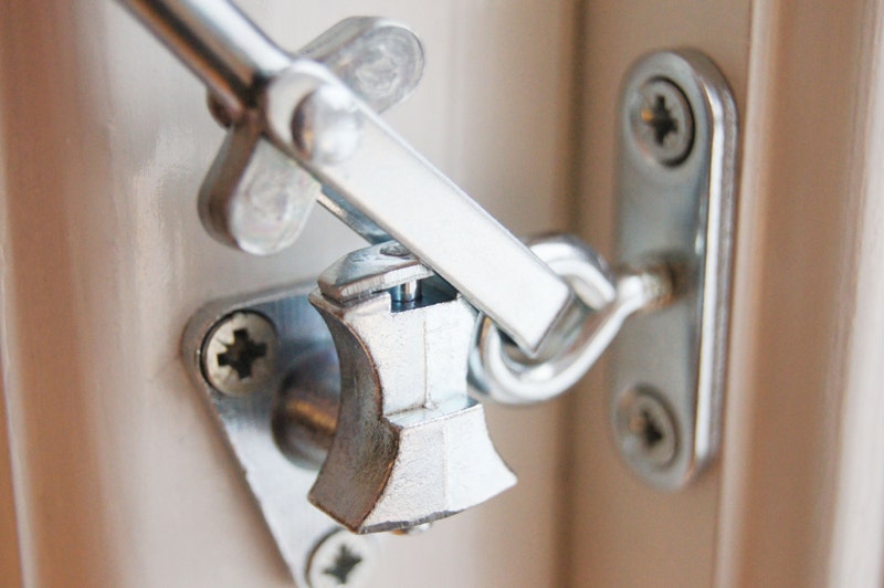 Kraftig fönsterhasp med spärrfunktion SafeE i öppet / ospärrat läge