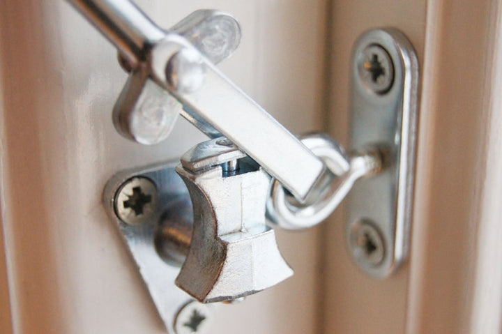 Kraftig fönsterhasp med spärrfunktion SafeE i öppet / ospärrat läge