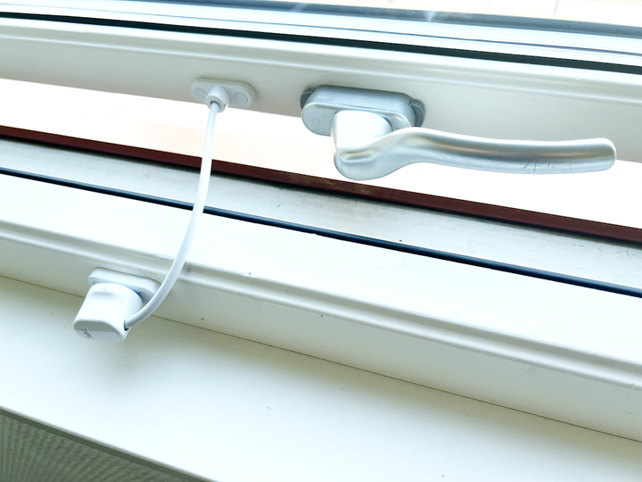 Barnskyddande säkerhetsvajer SafeE Click monterad på fönster