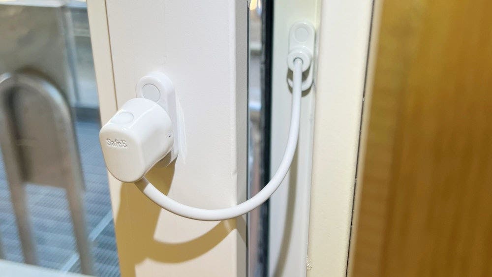 Barnskyddande säkerhetsvajer SafeE Click monterad på fönster