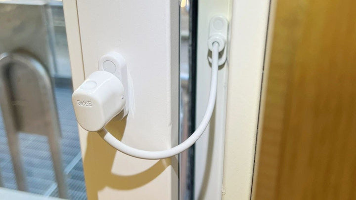 Barnskyddande säkerhetsvajer SafeE Click monterad på fönster