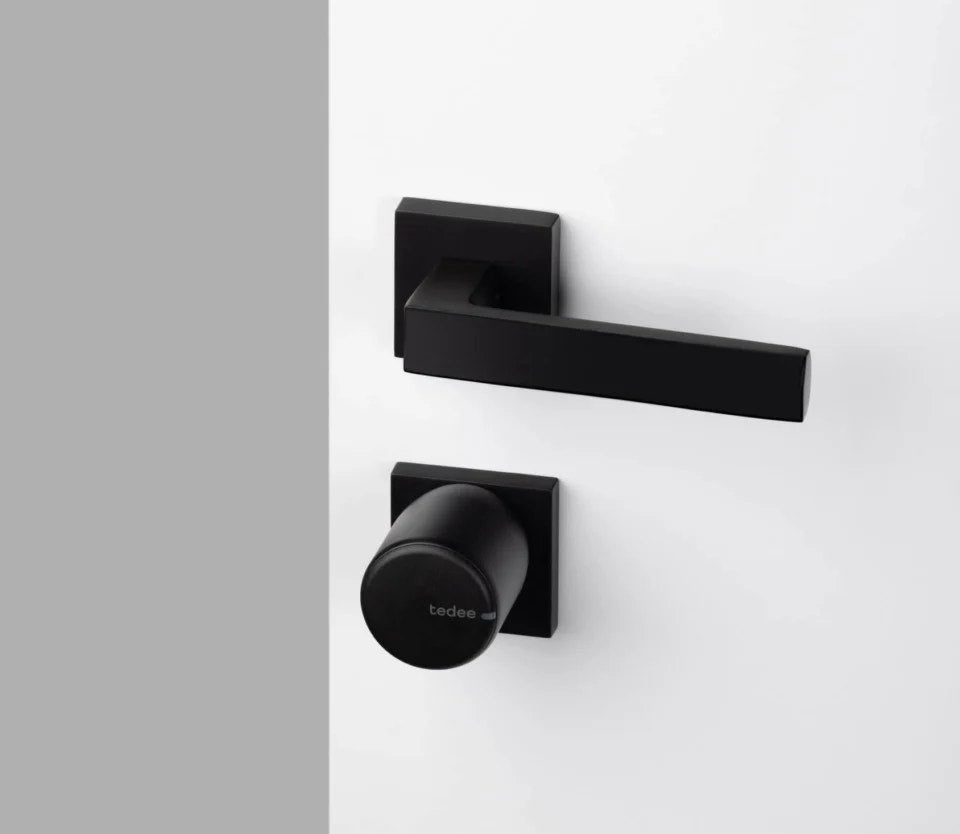 Smart digitalt dörrlås tedee Pro Svart monterat på dörren
