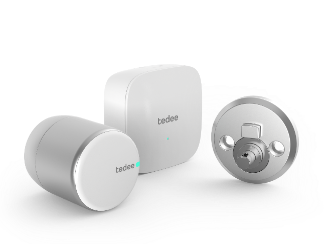 Smart digitalt dörrlås tedee Pro Silver med adapter för nordiska låshus och WiFi bryggan