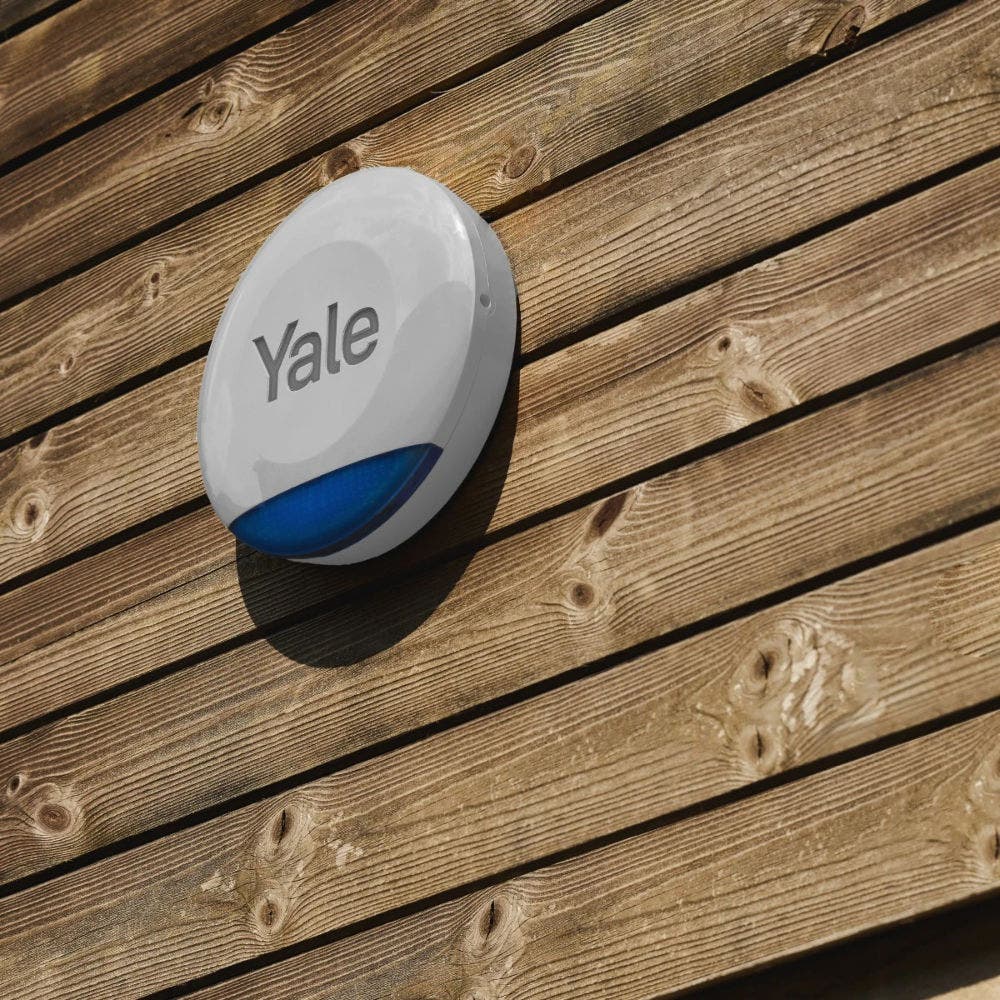 Utomhussirén Yale Smart Alarm monterad